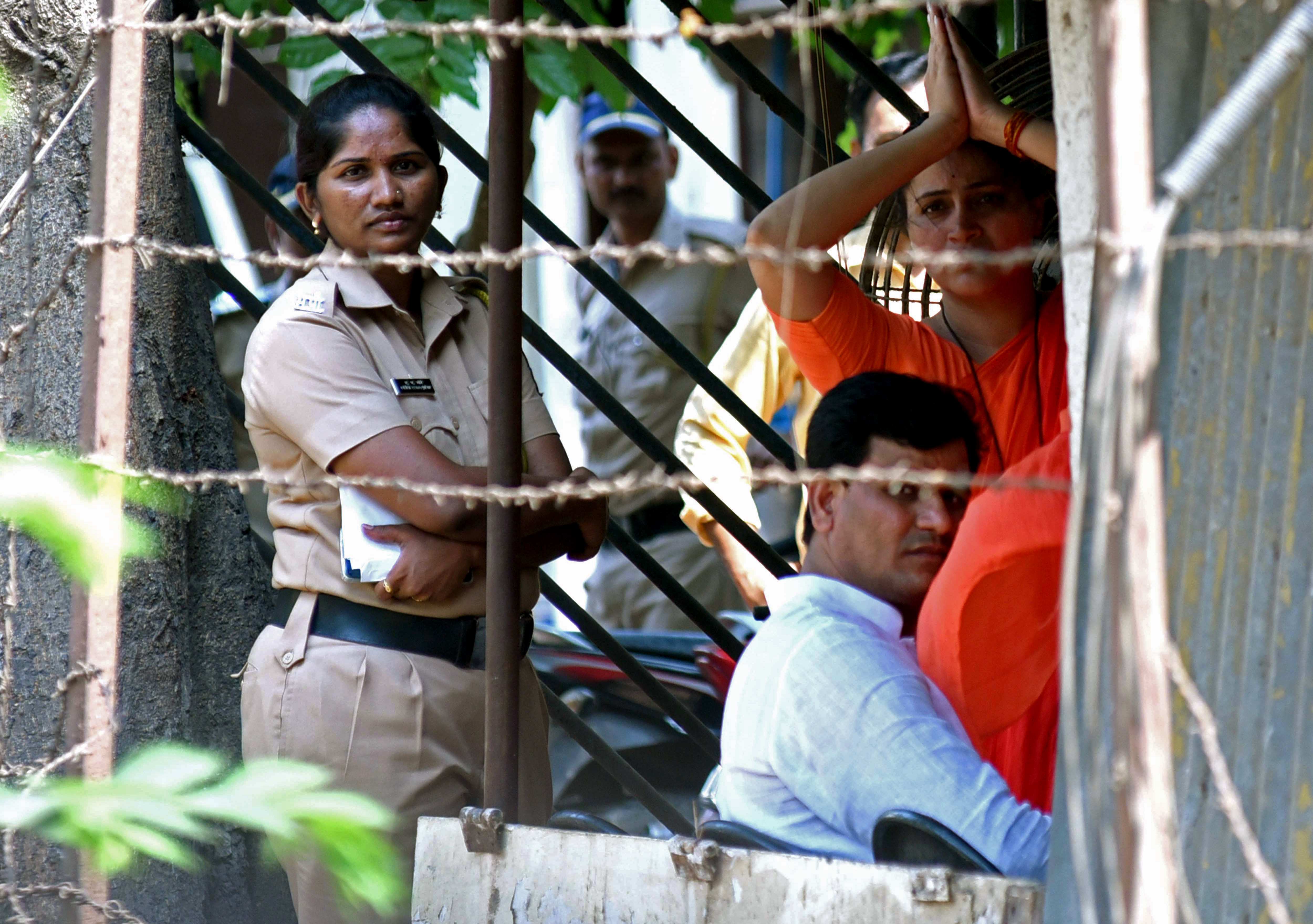 Navneet Rana and Ravi Rana were arrested on Saturday, hours after calling off plans to recite the Hanuman Chalisa in front of 'Matoshree', the residence of the Maharashtra chief minister.(Vijay Bate)