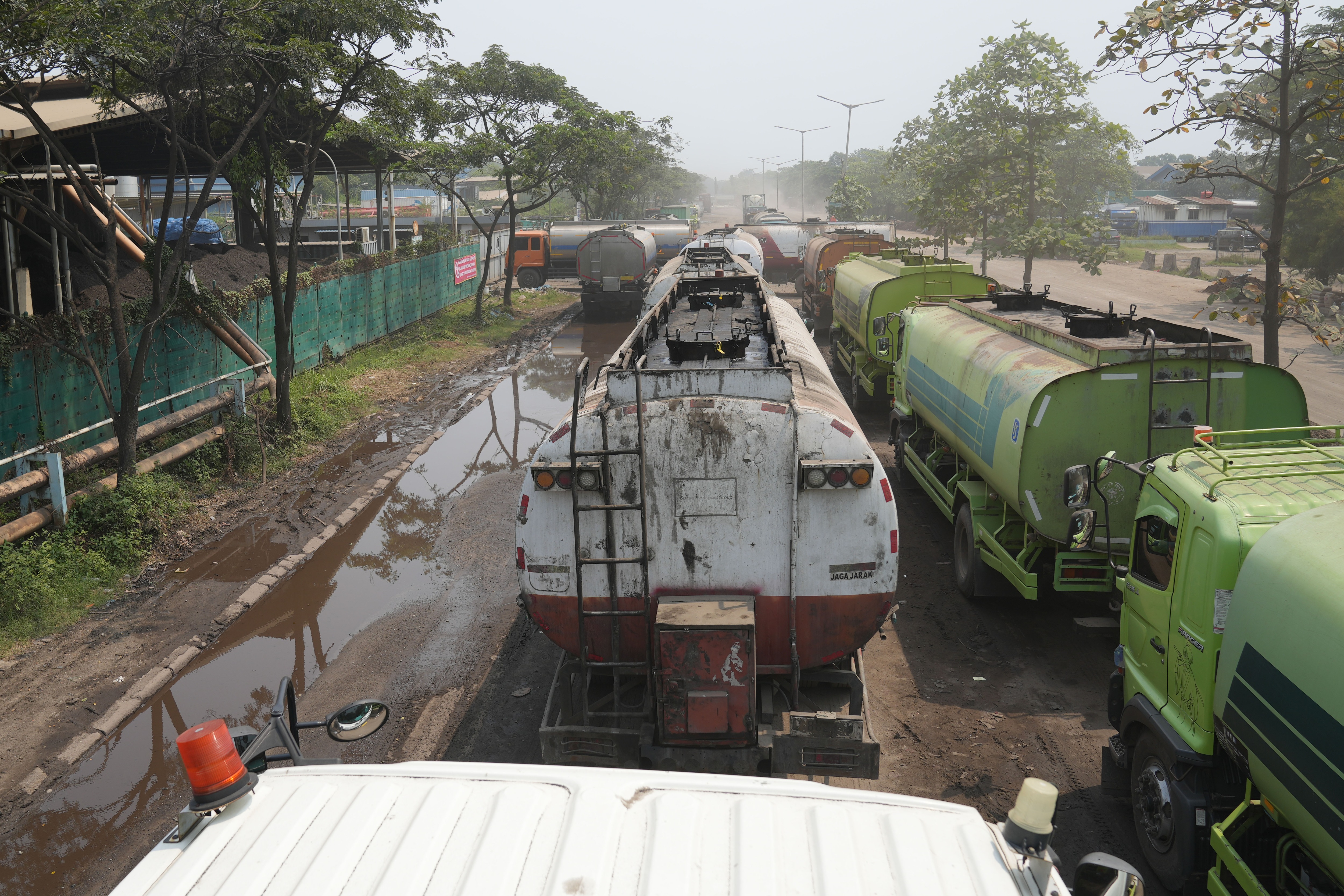 Trucks to transport crude palm oil (CPO) queue outside an Apical Group Ltd. factory at Marunda in Jakarta, Indonesia, on April 25, 2022.&nbsp; (Bloomberg)