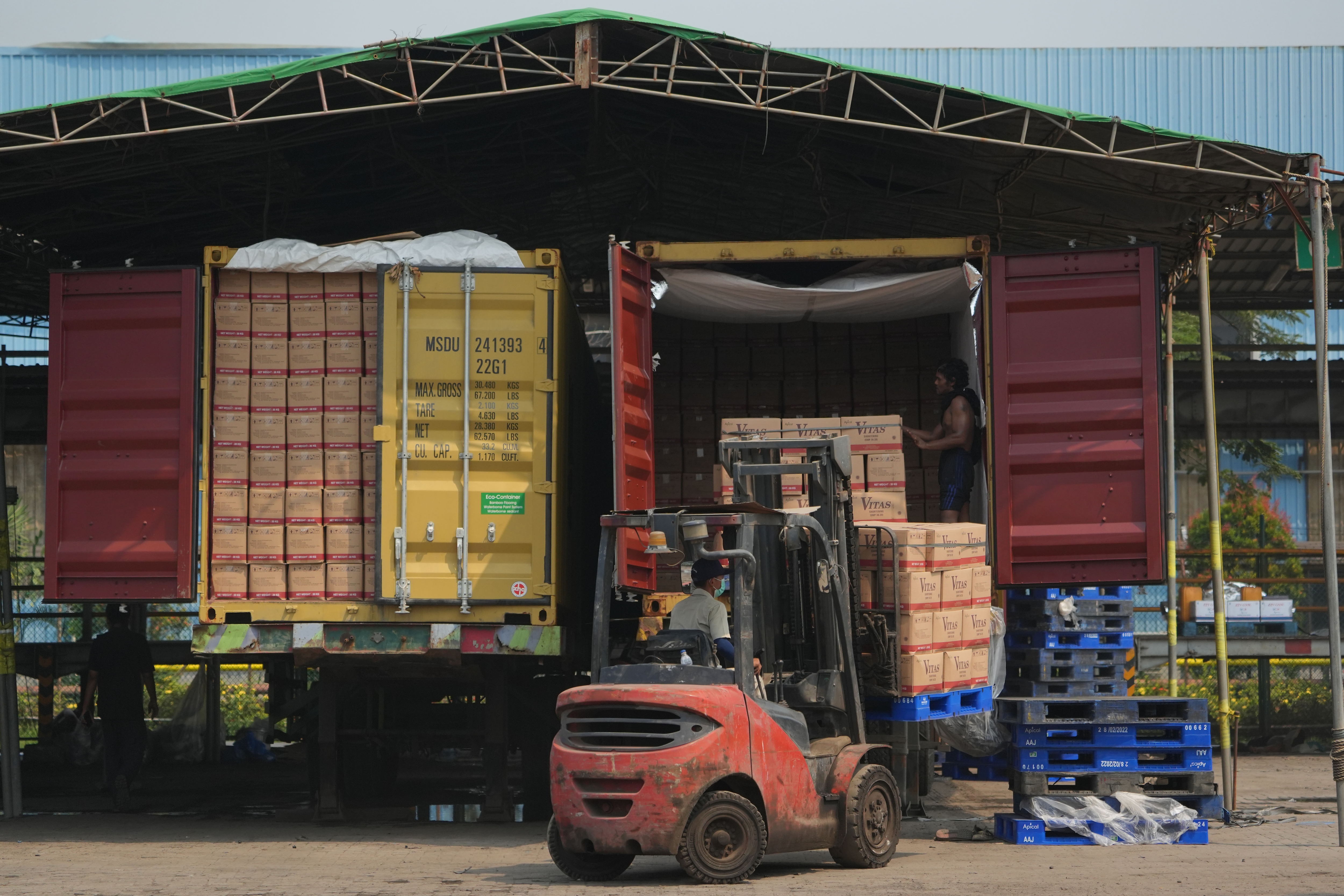 Workers load palm oil products onto a truck at an Apical Group Ltd. factory at Marunda in Jakarta, Indonesia, on April 25, 2022. (Bloomberg) Workers load palm oil products onto a truck at an Apical Group Ltd. factory at Marunda in Jakarta, Indonesia, on April 25, 2022. (Bloomberg)
