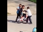 Neighbourhood kids help their friend learn how to ride a bicycle in this Instagram video. (Instagram/@goodnewscorrespondent)