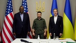 O presidente da Ucrânia, Volodymyr Zelenskiy, posa para uma foto com o secretário de Estado dos EUA, Antony Blinken, e o secretário de Defesa dos EUA, Lloyd Austin. 