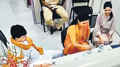 Mumbai Police commissioner Sanjay Pandey on Tuesday released a video clip of the Ranas drinking tea and chatting with police officers in Khar police station on Saturday night. (ANI) Mumbai Police commissioner Sanjay Pandey on Tuesday released a video clip of the Ranas drinking tea and chatting with police officers in Khar police station on Saturday night. (ANI)