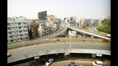 The usually bustling Chiraiyatand flyover in Patna wore a deserted look on Tuesday, when the mercury hovered above 44 °Celsius at many places in Bihar. (Santosh Kumar/HT Photo) The usually bustling Chiraiyatand flyover in Patna wore a deserted look on Tuesday, when the mercury hovered above 44 °Celsius at many places in Bihar. (Santosh Kumar/HT Photo)