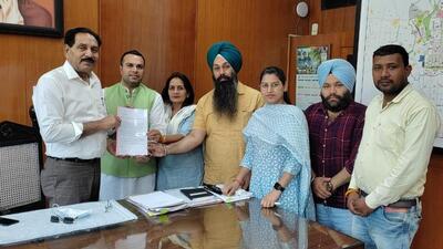 Aam Aadmi Party councillors also met the Chandigarh adviser on Tuesday with a request to defer the Colony No.4 demolition drive. (HT Photo) Aam Aadmi Party councillors also met the Chandigarh adviser on Tuesday with a request to defer the Colony No.4 demolition drive. (HT Photo)