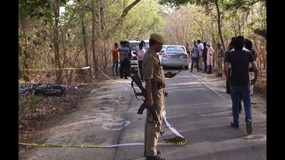 Policemen at the encounter site at Kukrail Dubagga Picnic spot road, in Lucknow on Tuesday. (Deepak Gupta/HT Photo)