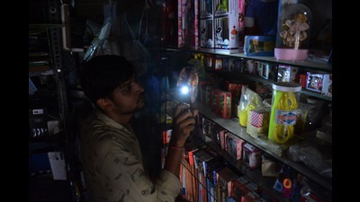Electricity supply was in Thane and Mulund due to tripping in the 400KV sub-station of MSEDCL at Padgha on Tuesday (Praful Gangurde/HT Photo) Electricity supply was in Thane and Mulund due to tripping in the 400KV sub-station of MSEDCL at Padgha on Tuesday (Praful Gangurde/HT Photo)