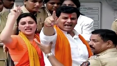 Hanuman Chalisa row: Khar Police arrested Independent MP from Amravati Navneet Kaur Rana and her husband, MLA Ravi Rana after high-voltage drama over their plan to chant the 'Hanuman Chalisa' outside 'Matoshree', in Mumbai (ANI) (HT_PRINT) Hanuman Chalisa row: Khar Police arrested Independent MP from Amravati Navneet Kaur Rana and her husband, MLA Ravi Rana after high-voltage drama over their plan to chant the 'Hanuman Chalisa' outside 'Matoshree', in Mumbai (ANI) (HT_PRINT)