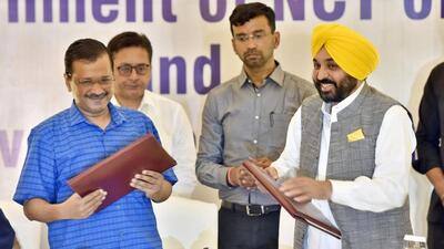 Delhi CM Arvind Kejriwal and Punjab CM Bhagwant Mann after signing an MoU during a joint press conference in New Delhi on Tuesday. (Sanjeev Verma/HT PHOTO) Delhi CM Arvind Kejriwal and Punjab CM Bhagwant Mann after signing an MoU during a joint press conference in New Delhi on Tuesday. (Sanjeev Verma/HT PHOTO)
