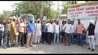 Punjab roadways contractual employees‘ union protesting against state government at Amar Shaheed Sukhdev Inter-State Bus Termina in Ludhiana. (Harvinder Singh/HT)