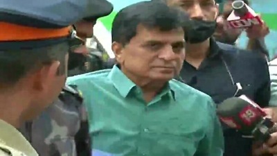 Kirit Somaiya at Khar police station on Tuesday (ANI)