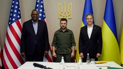 Ukraine's President Volodymyr Zelenskiy poses for a picture with US Secretary of State Antony Blinken and US Defense Secretary Lloyd Austin.&nbsp; (via REUTERS)