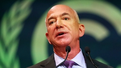 Amazon founder Jeff Bezos and SpaceX CEO Elon Musk are rivals in the private space launch business. (Bloomberg)