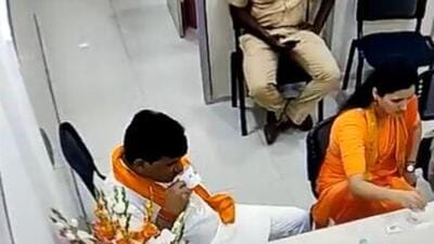 Mumbai Police commissioner Sanjay Pandey tweeted a short video clip that showed Lok Sabha MP Navneet Kaur Rana and husband MLA Ravi Rana having tea at the Khar police station (Twitter/sanjayp_1) Mumbai Police commissioner Sanjay Pandey tweeted a short video clip that showed Lok Sabha MP Navneet Kaur Rana and husband MLA Ravi Rana having tea at the Khar police station (Twitter/sanjayp_1)