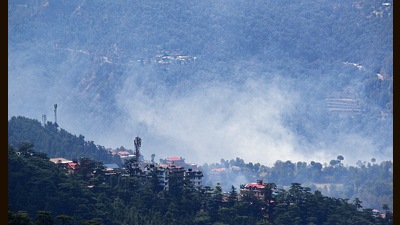 Smoke billowing out of a forest near Shimla where a fire broke out on Tuesday. (Deepak Sansta/HT) Smoke billowing out of a forest near Shimla where a fire broke out on Tuesday. (Deepak Sansta/HT)