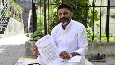 Congress leader Gagandeep Singh holding a protest outside the main gate of LIT office in Ludhiana on April 26, 2022. (Harvinder Singh/HT)