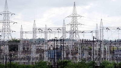 Power sector is the single largest source of energy-related CO2 emissions, as per the International Energy Agency (IEA), contributing about 32% of global Green House Gases. (HT File)
