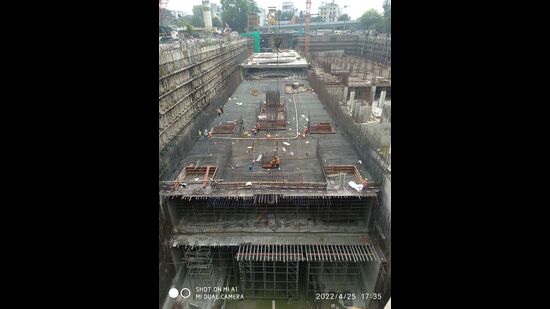 Work on the Swargate underground metro station has picked up pace and reached a crucial stage: contractors have begun putting up the 64 metre long concourse slab over the station structure (HT PHOTO)