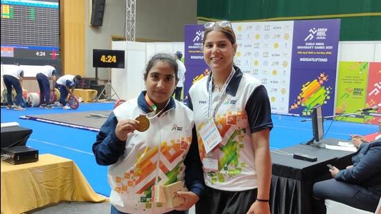 PU’s Rakhi with her Khelo India University Games weightlifting gold. (HT Photo)