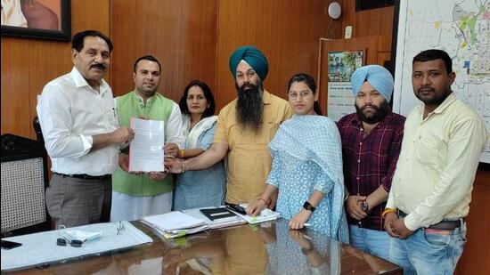 Aam Aadmi Party councillors also met the Chandigarh adviser on Tuesday with a request to defer the Colony No.4 demolition drive. (HT Photo)