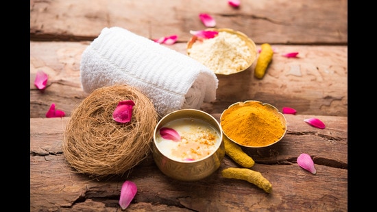 Besan, curd and turmeric face mask (Shutterstock)