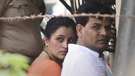 MP Navneet Rana at Santacruz Station, after she along with her husband Ravi Rana were arrested for allegedly promoting enmity between different groups on Saturday.&nbsp;(HT_PRINT)