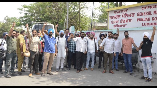 Punjab roadways contractual employees‘ union protesting against state government at Amar Shaheed Sukhdev Inter-State Bus Termina in Ludhiana. (Harvinder Singh/HT)