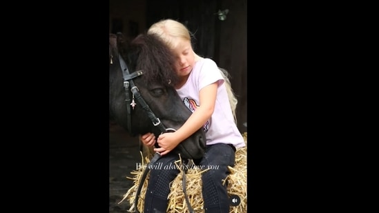 The little girl's bond with her pony is really heartwarming to watch.&nbsp;(linelaagasken/Instagram )