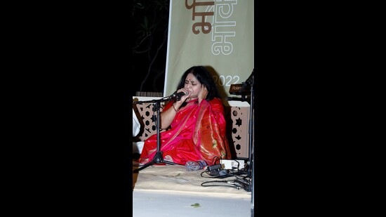Sufi and ghazal singer Indira Naik, who is classically trained in the Patiala Gayaki, performed a mix of popular bhajans along with a personal composition of Kabir’s dohas. (Photo: Shantanu Bhattacharya/HT)