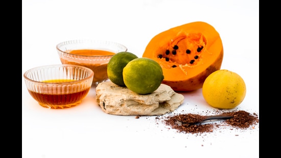 Papaya, lemon and honey face mask (Shutterstock) Papaya, lemon and honey face mask (Shutterstock)