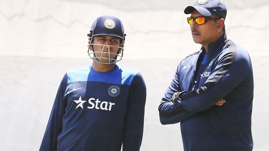 MS Dhoni and Ravi Shastri in 2014.&nbsp;(Getty)