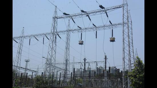 A burst in Padgha sub-station, tripping in transmission line affected electricity supply in Thane, Kalyan, Dombivli and other surrounding areas on Tuesday. (PRAFUL GANGURDE/HT PHOTO)