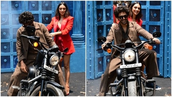 Kartik Aaryan and Kiara Advani arrive on a bike at Bhool Bhulaiyaa 2 trailer launch(HT Photo/Varinder Chawla)