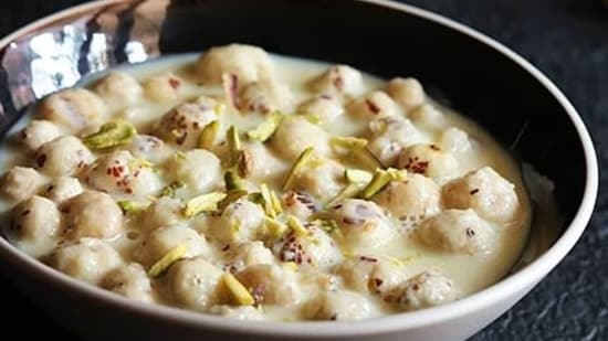 Makhana: Consuming makhana boiled in a glass of milk daily at bedtime helps in improving the sleep pattern as well as correct any sleeping disorder. It has nerve-stimulating properties that help in inducing sleep by reducing stress and anxiety.(Pinterest)