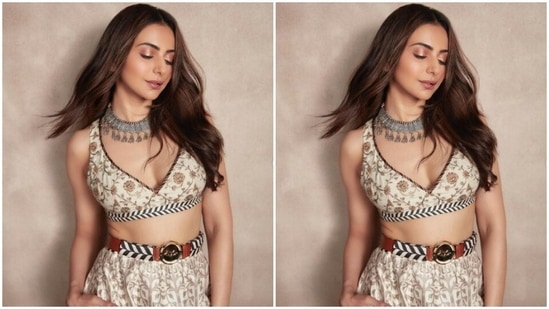 In an oxidised neck choker from the shelves of Abhilasha Pret Jewellery, Rakul Preet aptly accessorised her look. Rakul Preet’s boyfriend Jackky Bhagnani dropped by in the comment section and summed up his appreciation with multiple red heart emoticons.(Instagram/@rakulpreet)