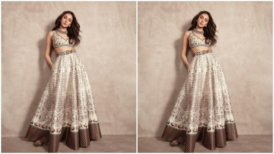 Assisted by makeup artist Salim Sayyed, Rakul Preet decked up in nude eyeshadow, mascara-laden eyelashes, contoured cheeks and a shade of nude lipstick.(Instagram/@rakulpreet)