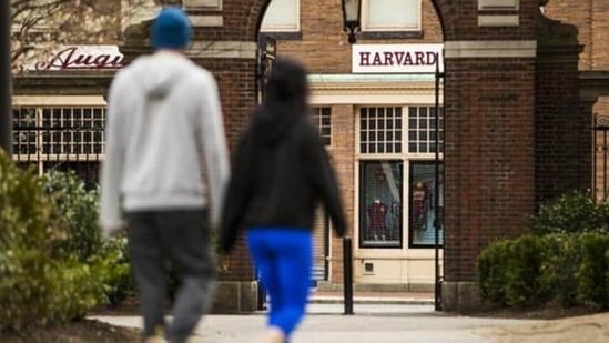 Pedestres caminham pelo Harvard Yard no campus fechado da Harvard University em Cambridge, Massachusetts, EUA.(Bloomberg)