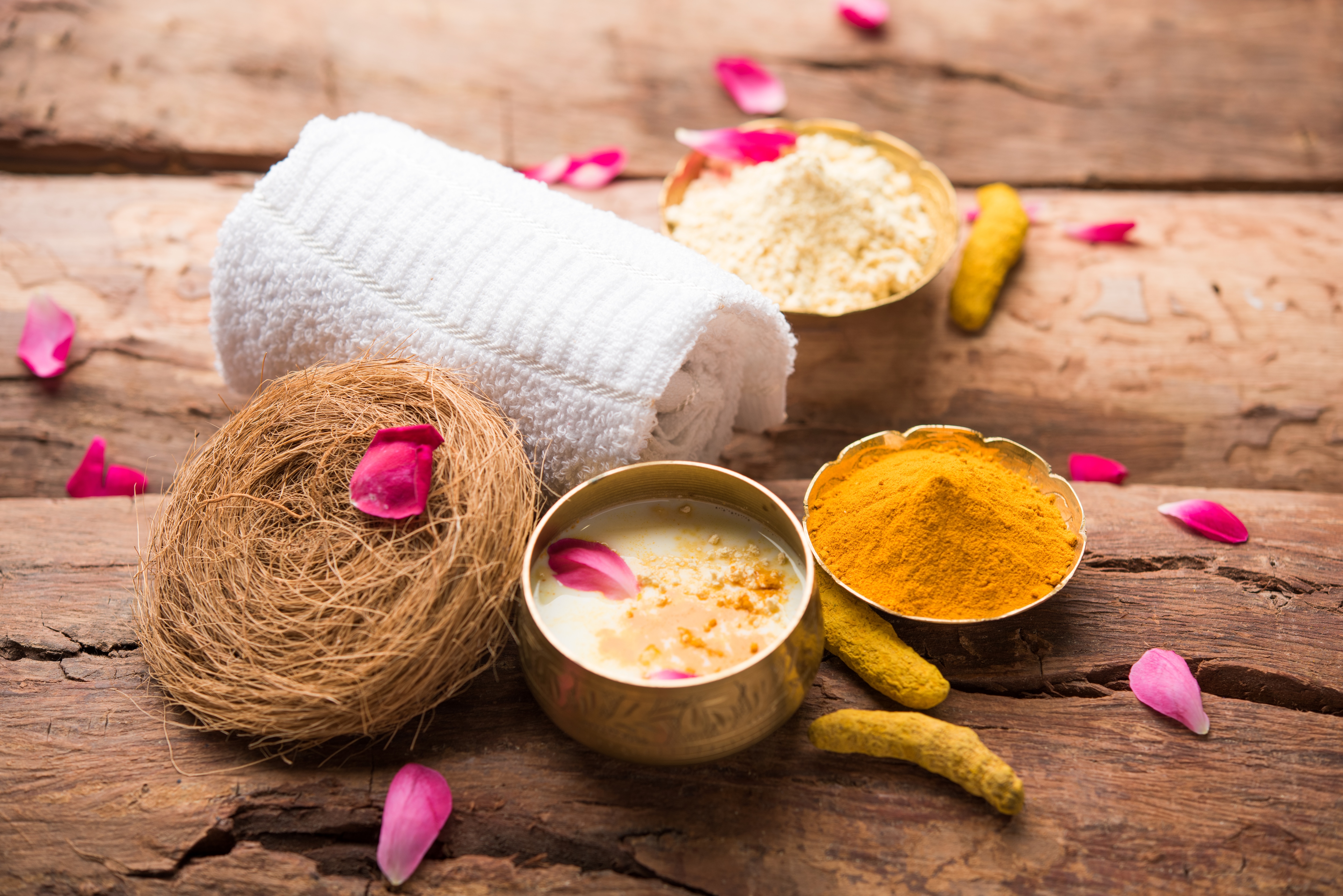 Besan, curd and turmeric face mask (Shutterstock)