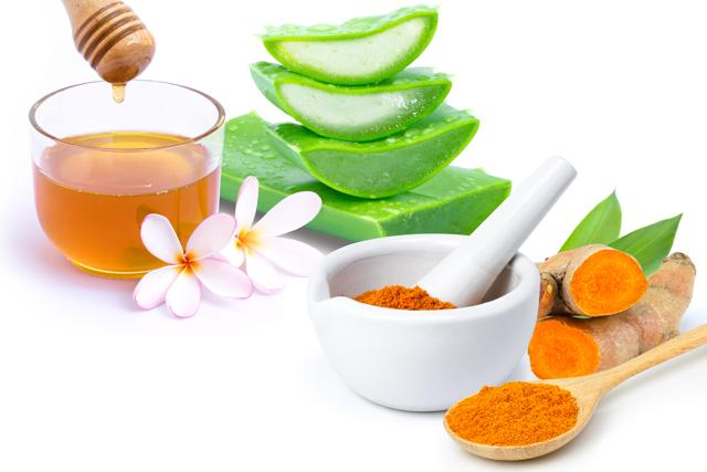 Aloe vera, turmeric and honey face mask (Shutterstock)