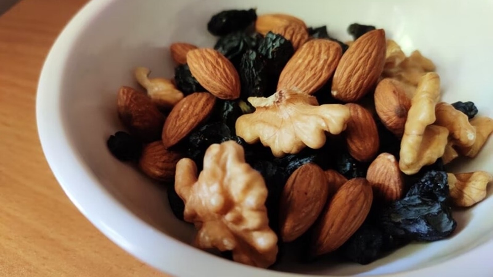 Is It Healthy to Eat Nuts Every Day? - Effects of Too Many Nuts