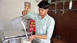 The Karnataka Milk Federation proposed to hike milk prices by Rs. 3 per litre on April 27. (Image for Representation/Harvinder Singh/HT)