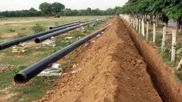 CNG gas pipeline work under construction at Gurgaon.Photo::SANJEEV VERMA 07-08-2006 HTPHOTO
