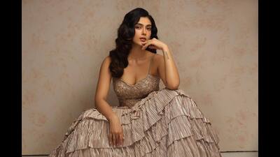 The actor began her journey in Bollywood with Badrinath Ki Dulhania (2017), where she played a supporting role (Photo: Instagram/aakankshasingh30) The actor began her journey in Bollywood with Badrinath Ki Dulhania (2017), where she played a supporting role (Photo: Instagram/aakankshasingh30)