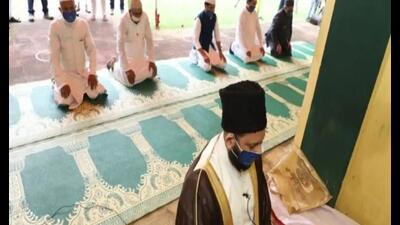 People offering prayers in Lucknow . (HT file photo)