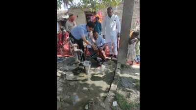 BSA Ghazipur Hemant Rao bathing a child in Banvasi Basti in Vizahara area of Ghazipur (HT Photo)