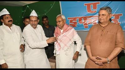 Bihar chief minister Nitish Kumar attends an Iftar party organized by the Bihar State Siya Waqf Board president Syed Afzal Abbasin Patna on Wednesday. (Santosh Kumar/HT Photo) Bihar chief minister Nitish Kumar attends an Iftar party organized by the Bihar State Siya Waqf Board president Syed Afzal Abbasin Patna on Wednesday. (Santosh Kumar/HT Photo)