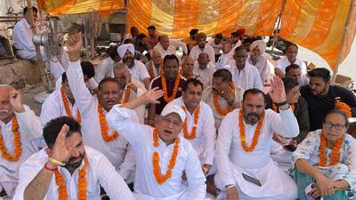 Congress leaders and party worked holding a hunger strike to protest Ambala MC’s alleged corruption. (HT Photo )