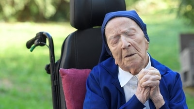 (FILES) In this file photo taken on February 10, 2021 Sister Andre, Lucile Randon in the registry of birth, the eldest French and European citizen, prays in a wheelchair, on the eve of her 117th birthday . (Photo by NICOLAS TUCAT / AFP) (AFP) (FILES) In this file photo taken on February 10, 2021 Sister Andre, Lucile Randon in the registry of birth, the eldest French and European citizen, prays in a wheelchair, on the eve of her 117th birthday . (Photo by NICOLAS TUCAT / AFP) (AFP)