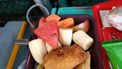 Special Iftar meal provided to a passenger by the IRCTC staff on a Shatabdi Express train. (Twitter)