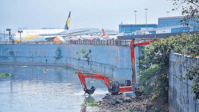 Mumbai, India - April 27, 2022: As part of pre-monsoon desilting, BMC workers clean up the Mithi River close to the international airport before the onset of monsoon, at Andheri, in Mumbai, India, on Wednesday, April 27, 2022. (Photo by Vijay Bate/HT Photo) (HT PHOTO) Mumbai, India - April 27, 2022: As part of pre-monsoon desilting, BMC workers clean up the Mithi River close to the international airport before the onset of monsoon, at Andheri, in Mumbai, India, on Wednesday, April 27, 2022. (Photo by Vijay Bate/HT Photo) (HT PHOTO)