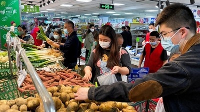 Customers wearing masks shop at the vegetables section of a supermarket following Covid-19 outbreak in Beijing, China, on Tuesday. (REUTERS) Customers wearing masks shop at the vegetables section of a supermarket following Covid-19 outbreak in Beijing, China, on Tuesday. (REUTERS)